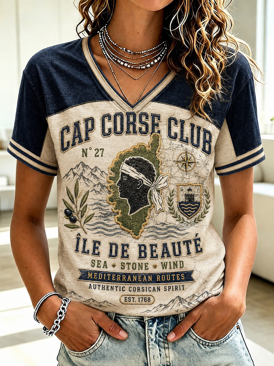 T-shirt à col en V imprimé du drapeau français de Corse pour femme