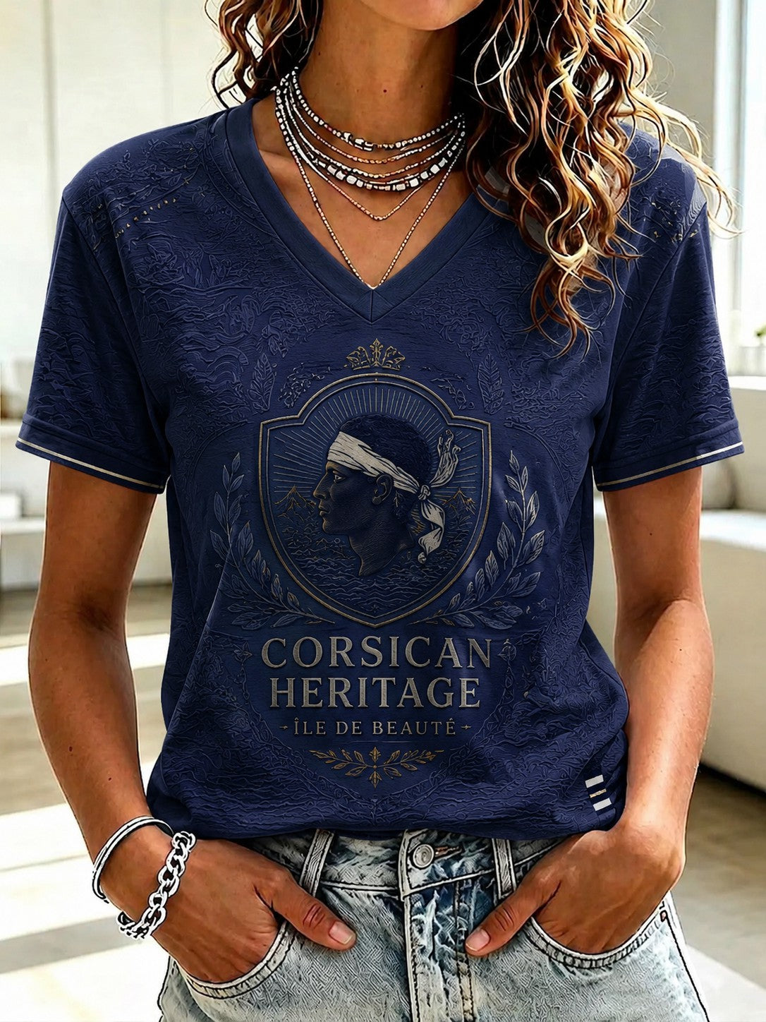 T-shirt à col en V imprimé du drapeau français de Corse pour femme